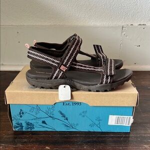 NIB Rugged Outback Brown Riva Sandals Womens 10